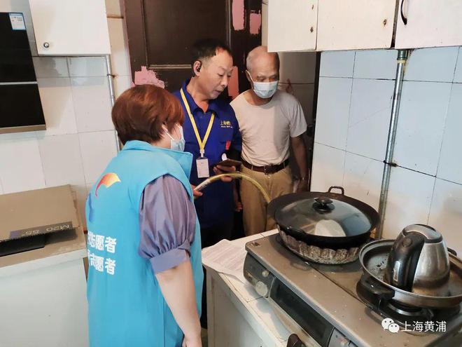 免费安装！这个街道让高龄独居老人安“燃龙8国际 龙8平台”度夏(图2)