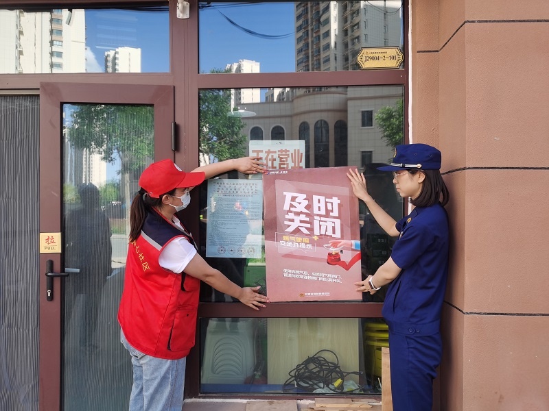兰州新区各镇（中心社区龙8国际 龙八国际）消防工作站开展燃气安全消防宣传活动(图1)