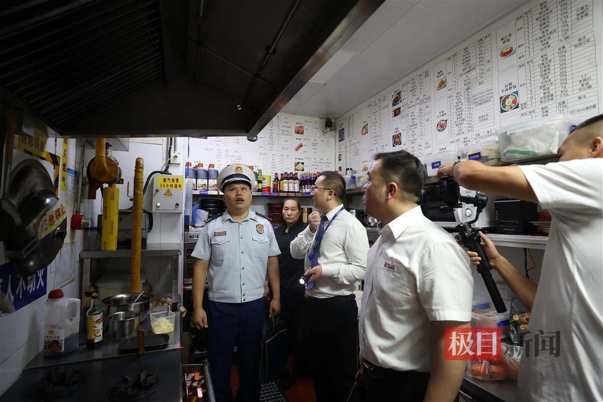 龙8国际 龙8官网湖北孝感多部门联合开展燃气安全专项检查为民拧紧“安全阀”(图3)