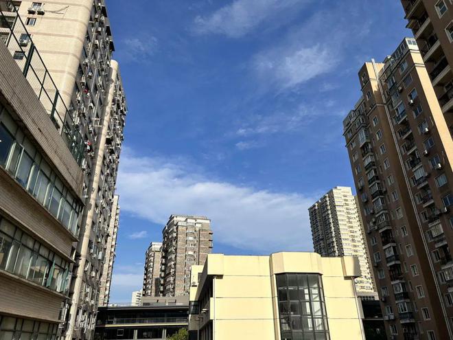 龙8国际 龙8平台气温逼近35℃高温线！降温风雨将抵达(图2)