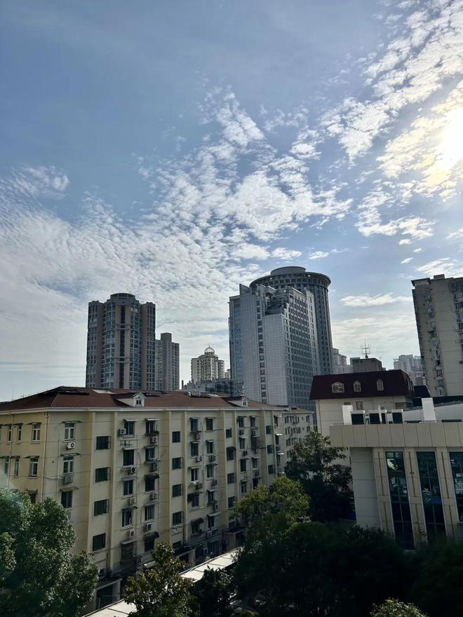 龙8国际 龙8平台气温逼近35℃高温线！降温风雨将抵达(图1)