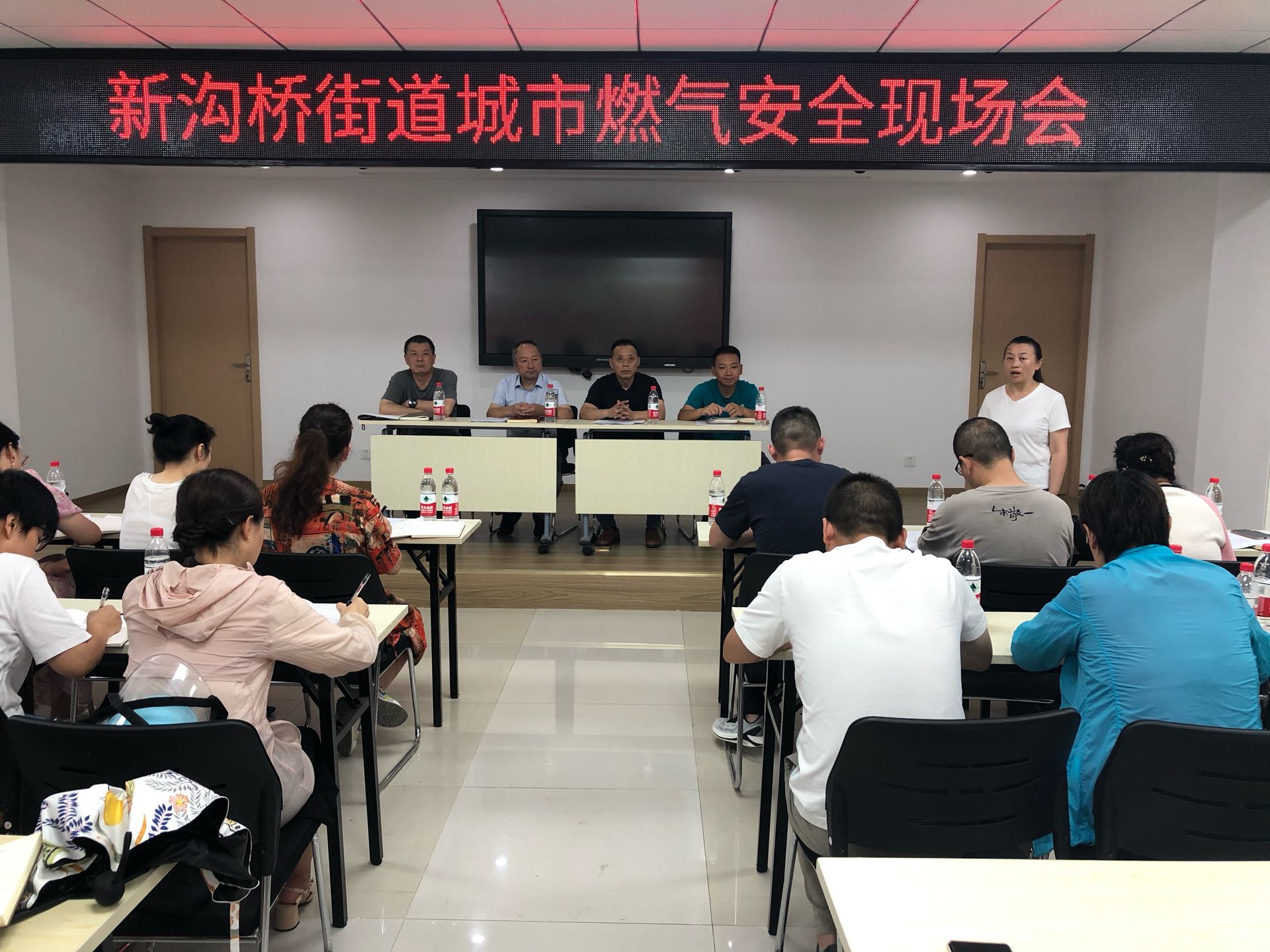 龙8国际 龙八国际青山区新沟桥街道依托路长制打好组合拳 拧紧“安全阀” 守牢“防护网”筑牢安全生产底线(图1)
