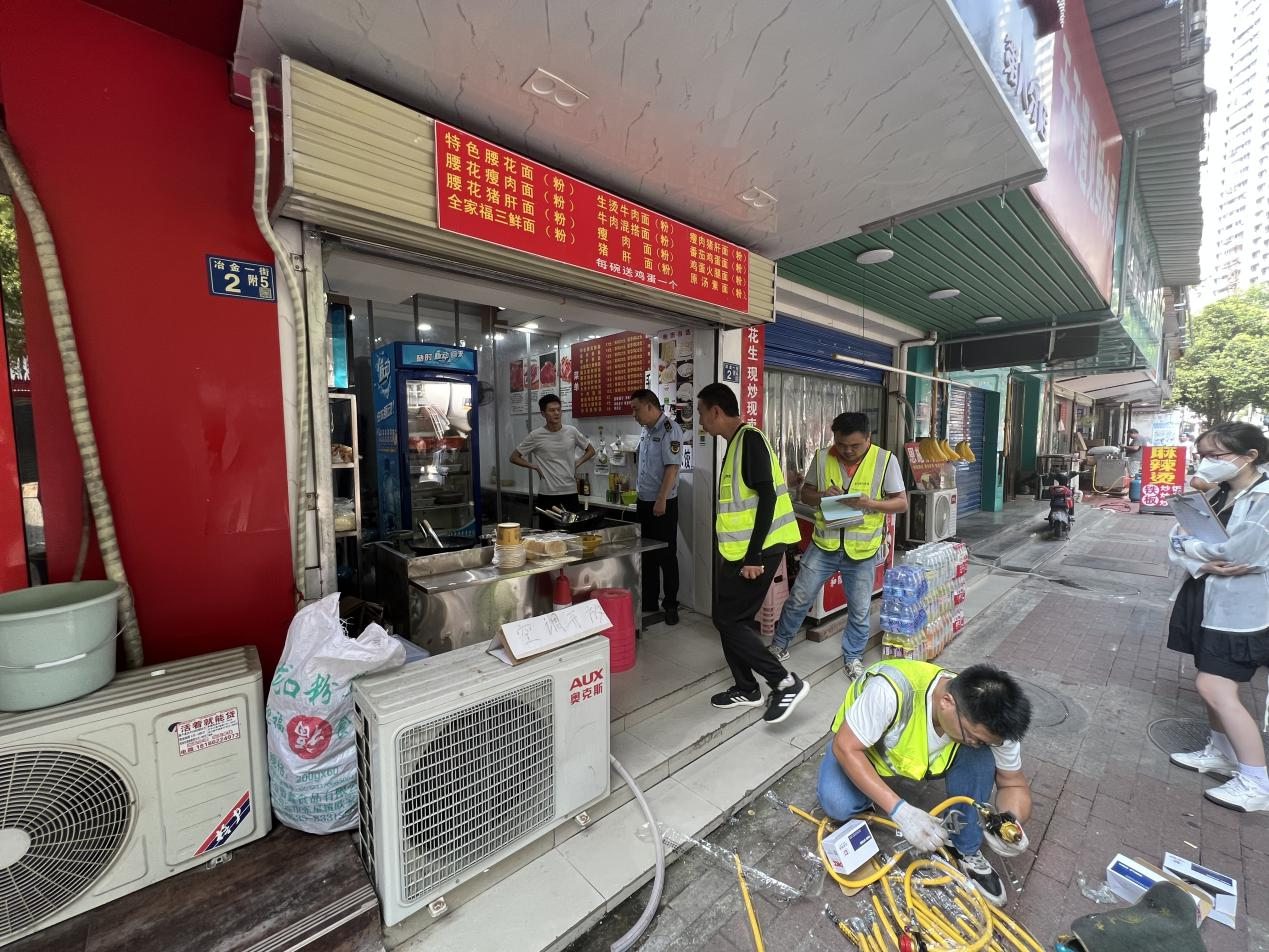 龙8国际 龙八国际青山区新沟桥街道依托路长制打好组合拳 拧紧“安全阀” 守牢“防护网”筑牢安全生产底线(图2)