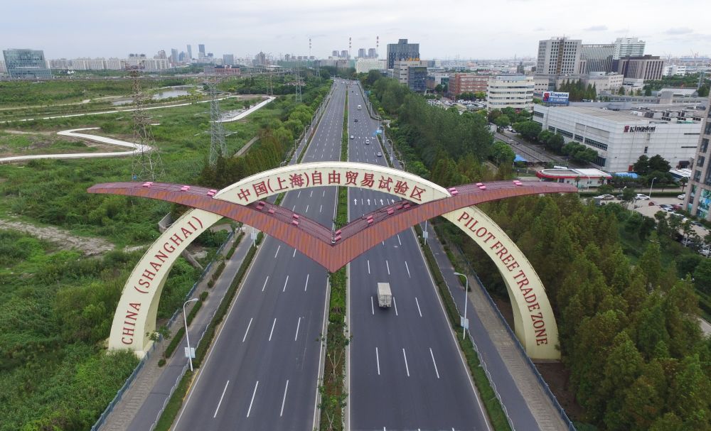 龙8国际 龙八国际当好制度创新“头雁” 打造改革开放新高地——写在自贸试验区建设十周年之际(图2)