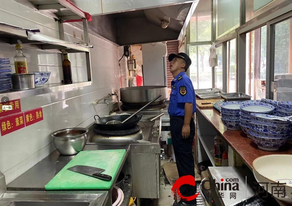 驻马店开发区城市管理局金山中队双管齐龙8国际 龙8官网下整治辖区餐饮门店(图1)