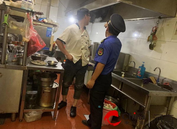 驻马店开发区城市管理局金山中队双管齐龙8国际 龙8官网下整治辖区餐饮门店(图2)