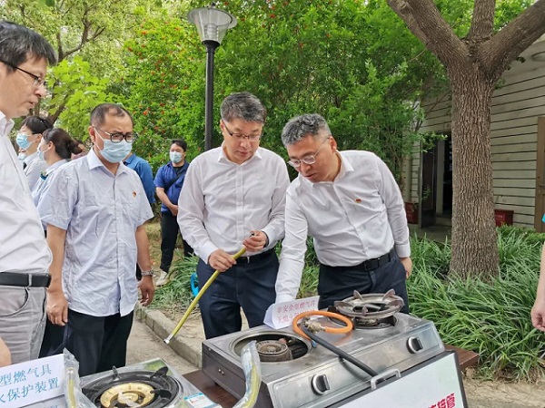 加装燃气报警器、更换燃具软管遇到了“入户难”“安装难”怎么办 他们群龙8国际 龙8官网策群力(图1)