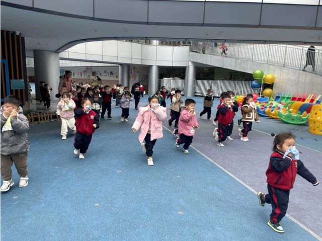龙8国际 龙8平台宜宾三江新区红星幼儿园开展2024年春期消防应急疏散演练(图2)
