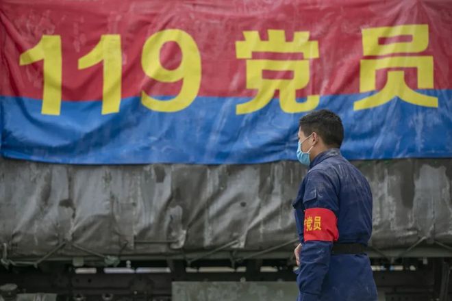 龙8国际 龙8平台大写的担当 ——记闪耀“疫”线的“火焰蓝”(图14)
