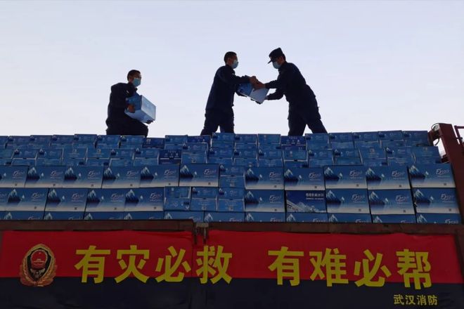 龙8国际 龙8平台大写的担当 ——记闪耀“疫”线的“火焰蓝”(图19)
