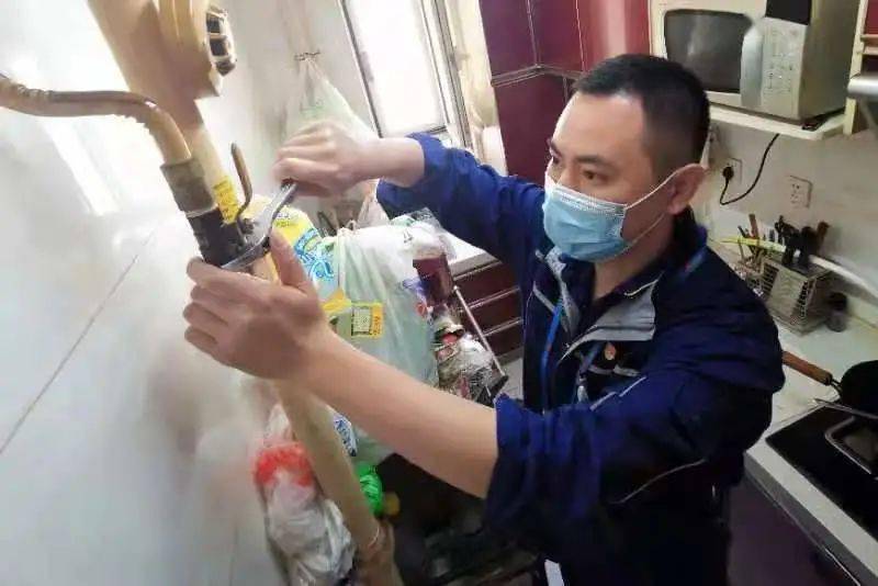 免费更换燃气软管为居民安龙8国际 龙8平台全加把“锁”(图4)