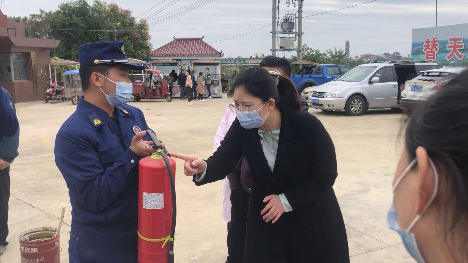 龙8国际 龙8官网九九重阳节 浓浓敬老情 —— 鄂州消防走进养老院送温暖(图4)