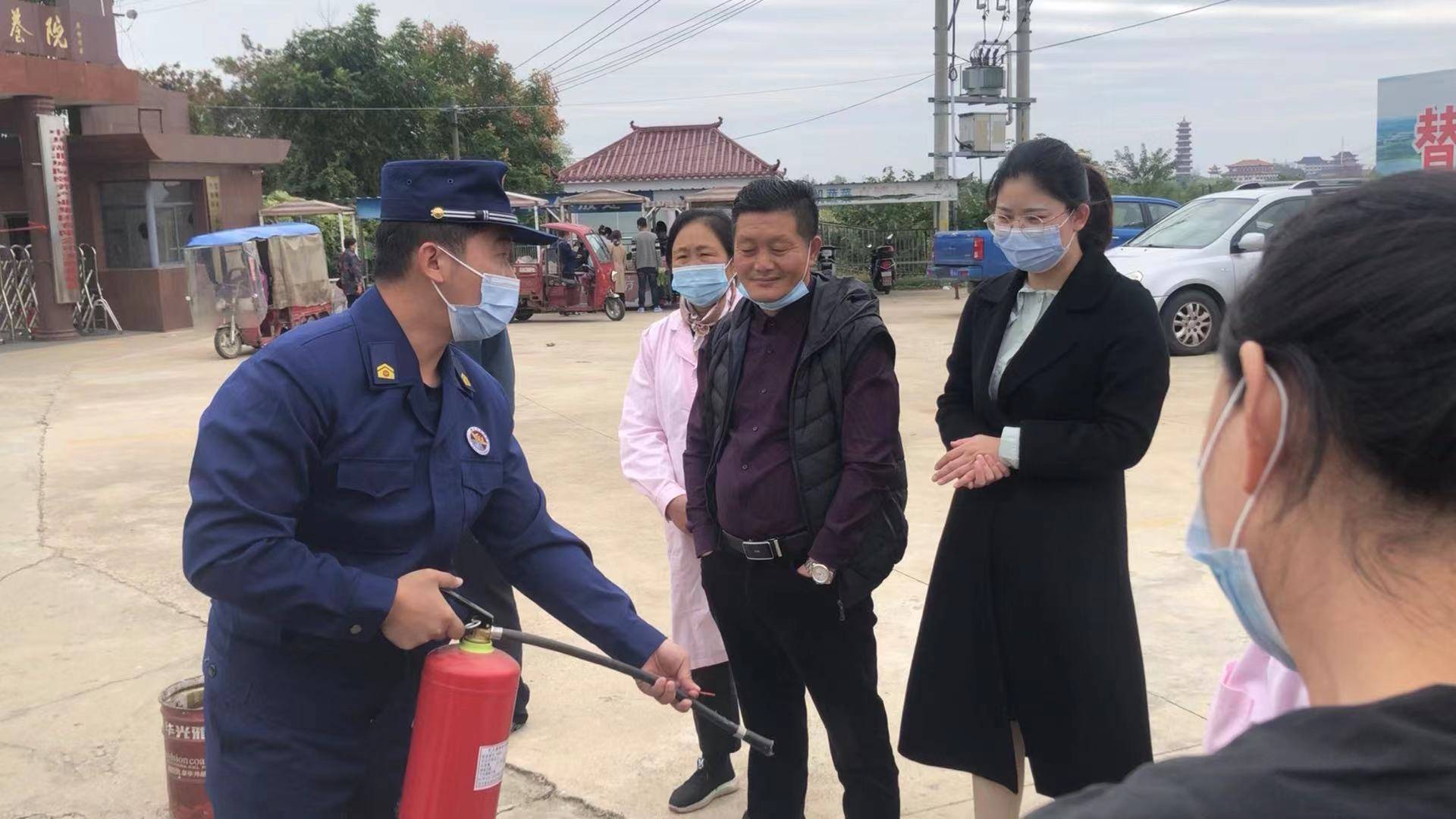 龙8国际 龙8官网九九重阳节 浓浓敬老情 —— 鄂州消防走进养老院送温暖(图5)